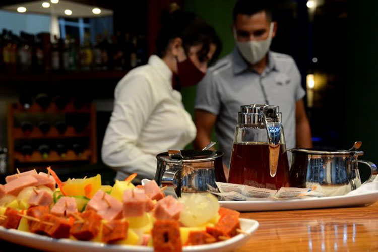 Desde este domingo los clientes pueden acceder al lobby y la snack bar- desayunador del hotel Saratoga. saratoga FCR 7654