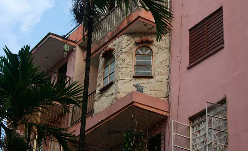 Las ampliaciones de inmuebles en áreas de uso común es una de las ilegalidades recurrentes en materia de ordenamiento territorial y urbano. Foto: Granma ordenamiento urbanistico ilegalidades1