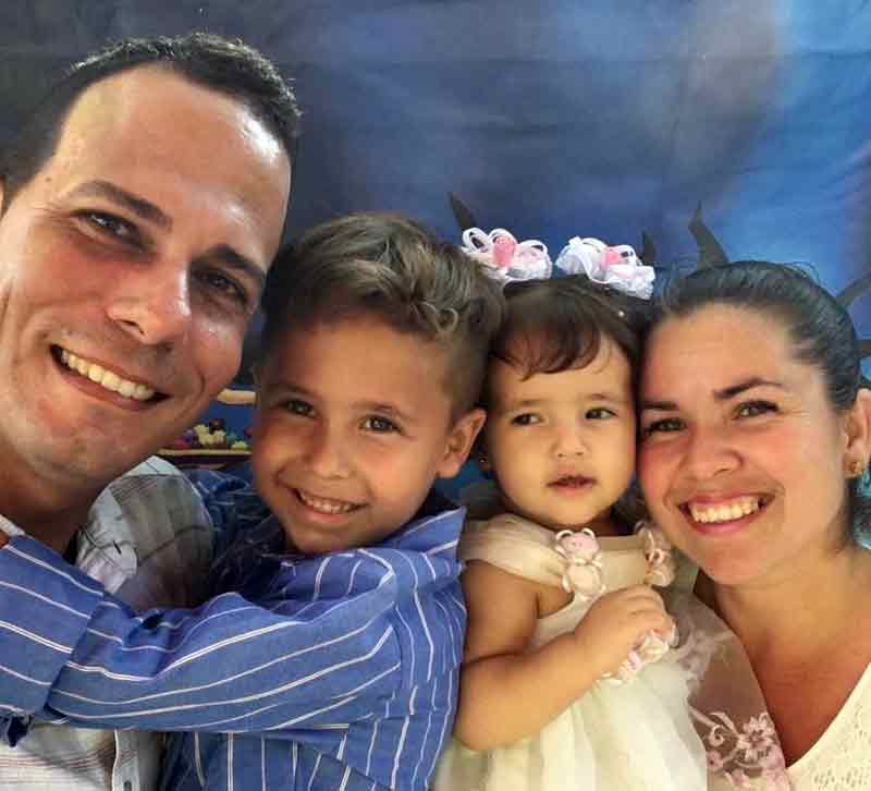 Henry Amet junto a su familia. guardalavaca henry 01