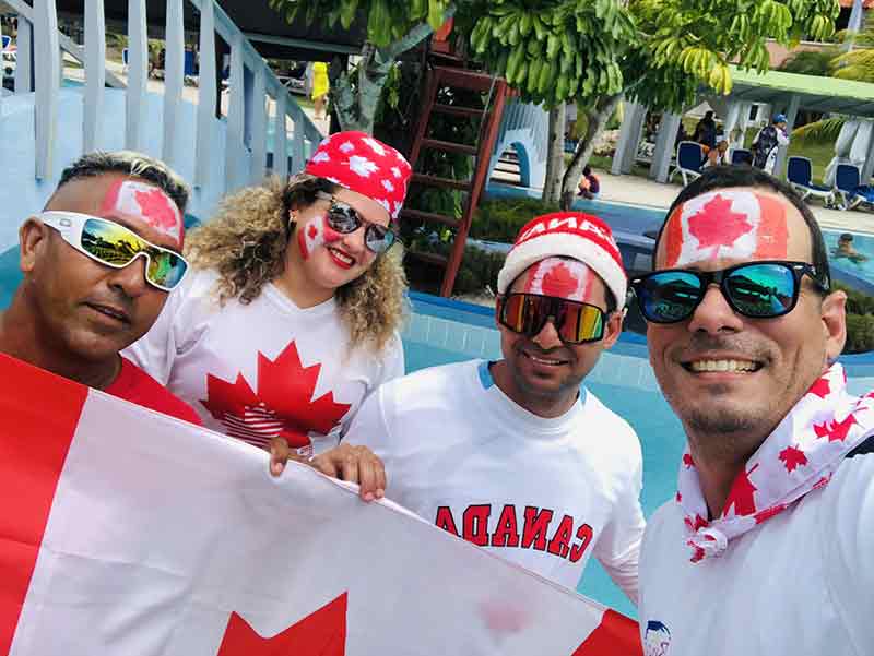 Henry junto a su equipo de animación en jornada dedicada a Canadá. brisas guardalavaca henry 02