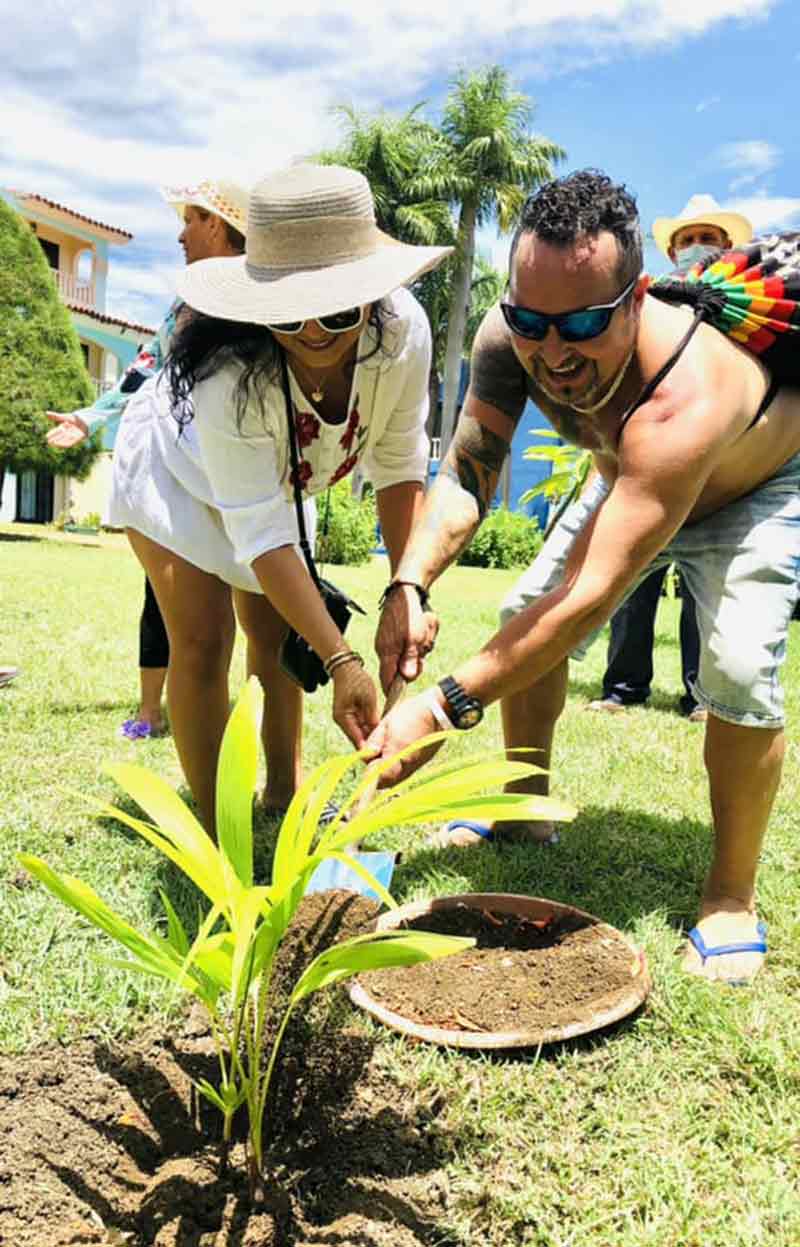 Siembra de árbol por clientes repitentes en el Hotel Brisas Guardalavaca. henry 03