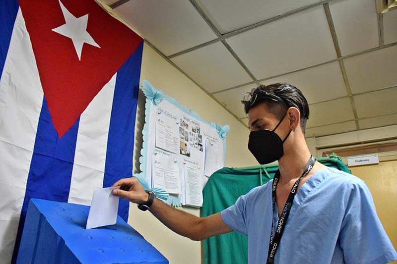 Trabajadores del Hospital Clínico Quirúrgico durante el proceso de referendo necesario para la aprobación del Código de la familia en Cuba. Septiembre 25 de 2022. Foto: Heidi Calderón hcs votacion referendo codigofamilia 05