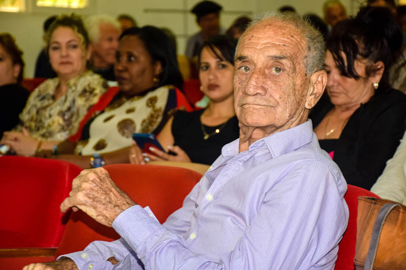 Delfín Prats, merecedor recientemente del Premio Nacional de Literatura asamblea 4