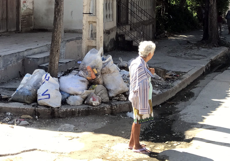 La demora en la recogida de basura provoca que se acumule en diferentes puntos de la ciudad de Holguín. Fotos: Jorge Fernández Pérez vertederos desechos 01