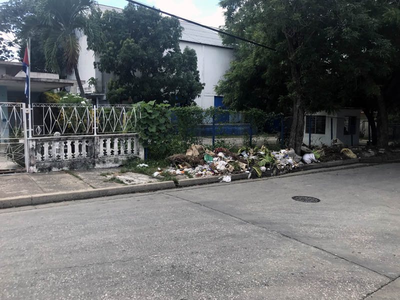 Basurero frente al círculo infantil “Somos felices aquí”. vertederos 05