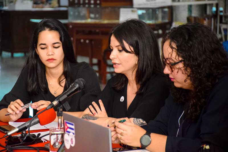 De Izquierda a Derecha las periodistas Ana Álvares, Ana Hurtado y Daylen Vega en el panel "La mujer en la comunicación política".Fotos: Heidi Calderón Sánchez hcs bloguerias 01