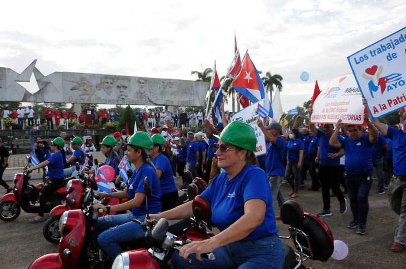 Constructores holguineros abren el desfile por el Primero de Mayo