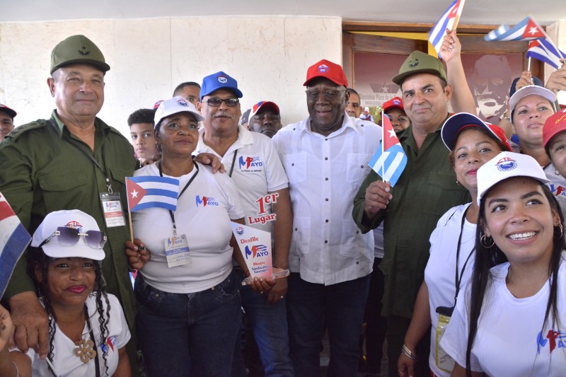 Premiados sindicatos destacados en el desfile por el Primero de Mayo