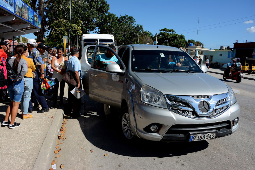 Todos los choferes tienen la obligación de detenerse ante la señal de los inspectores populares